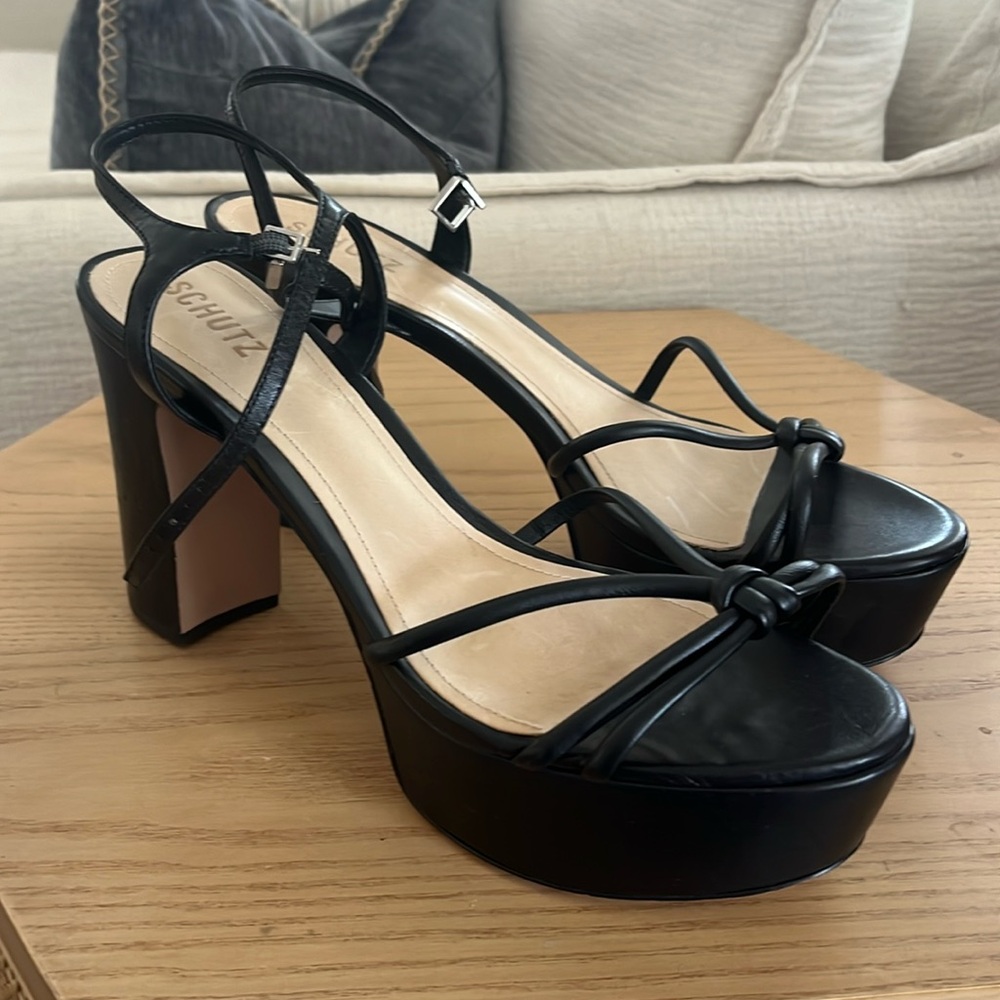 NWOT SCHUTZ Kelsie platform